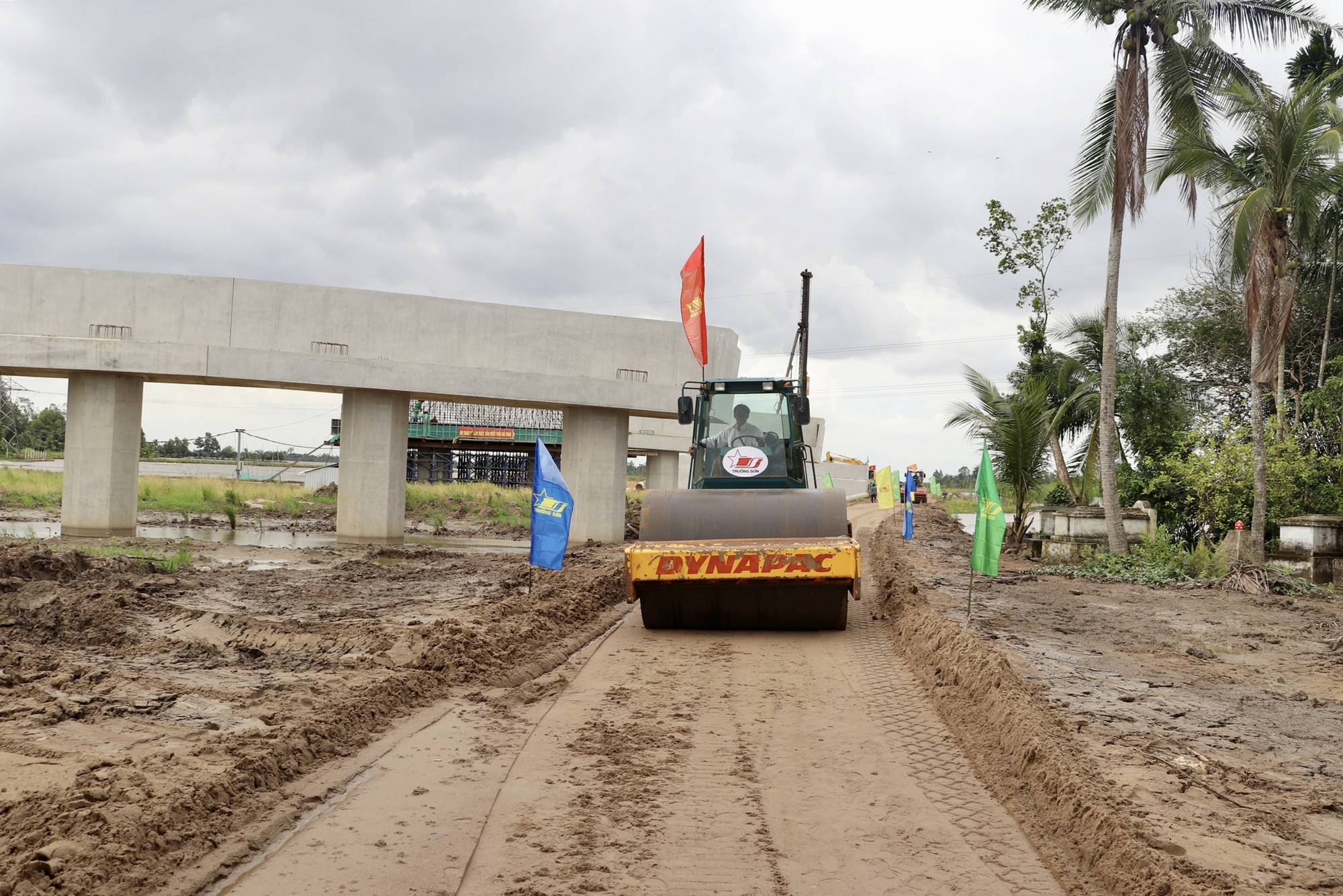 Đẩy tiến độ cấp 9 mỏ vật liệu mới thi công cao tốc Cần Thơ - Cà Mau trong tháng 12 - Ảnh 2.