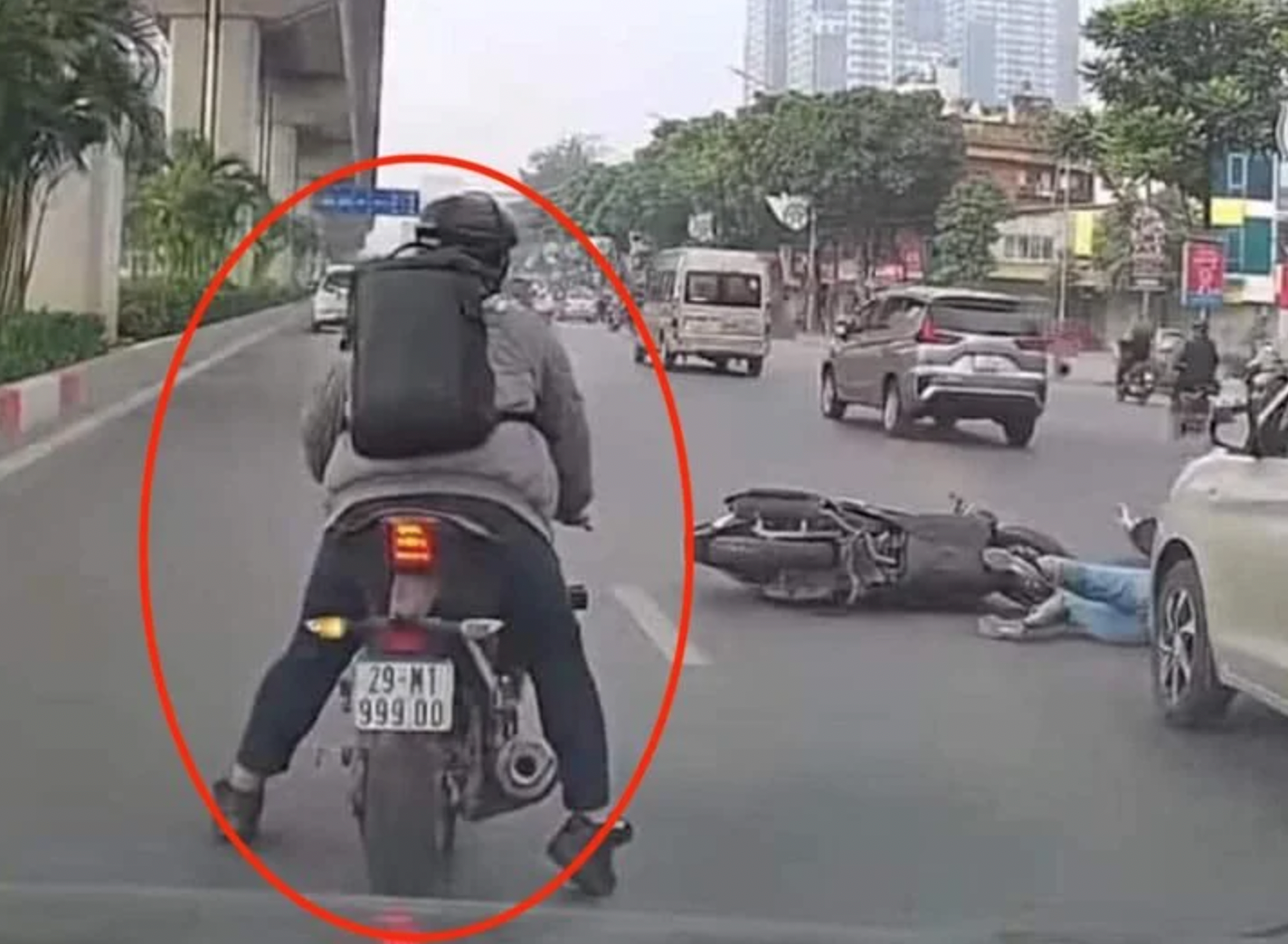 Công an vào cuộc vụ thanh niên đi xe máy gây tai nạn rồi bỏ chạy ở Hà Nội - Ảnh 1.