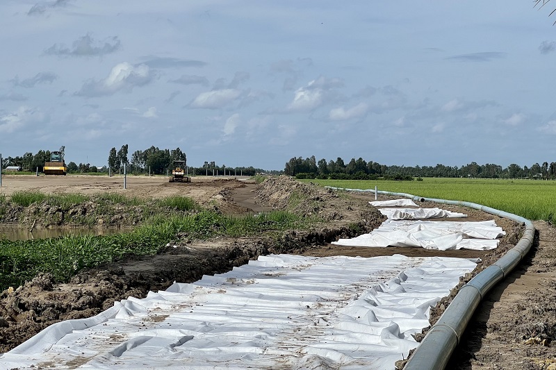 Đẩy tiến độ cấp 9 mỏ vật liệu mới thi công cao tốc Cần Thơ - Cà Mau trong tháng 12 - Ảnh 1.