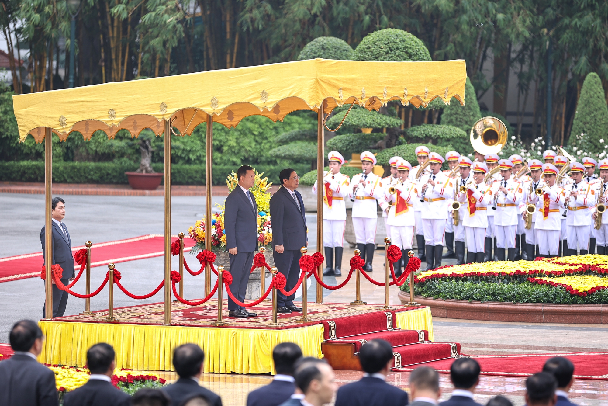 Cận cảnh lễ đón Thủ tướng Campuchia Hun Manet lần đầu thăm Việt Nam - Ảnh 2.