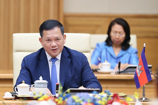 Hai Thủ tướng Việt Nam - Campuchia mong muốn tăng cường kết nối cao tốc, hàng không - Ảnh 3.
