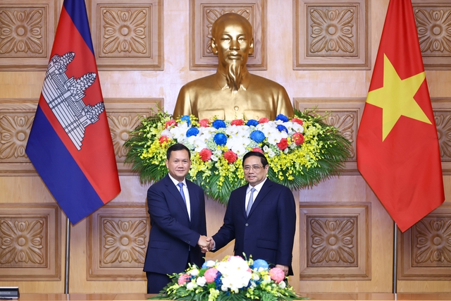 Hai Thủ tướng Việt Nam - Campuchia mong muốn tăng cường kết nối cao tốc, hàng không - Ảnh 1.