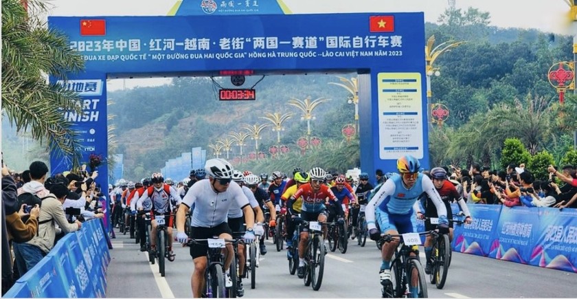 Bế mạc Giải đua xe đạp quốc tế 'Một đường đua - hai quốc gia' 2023 - Ảnh 1.