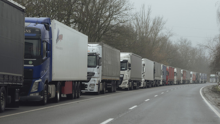 Tài xế xe tải tại một quốc gia thành viên EU khác chặn cửa khẩu giáp biên giới với Ukraine - Ảnh 1.