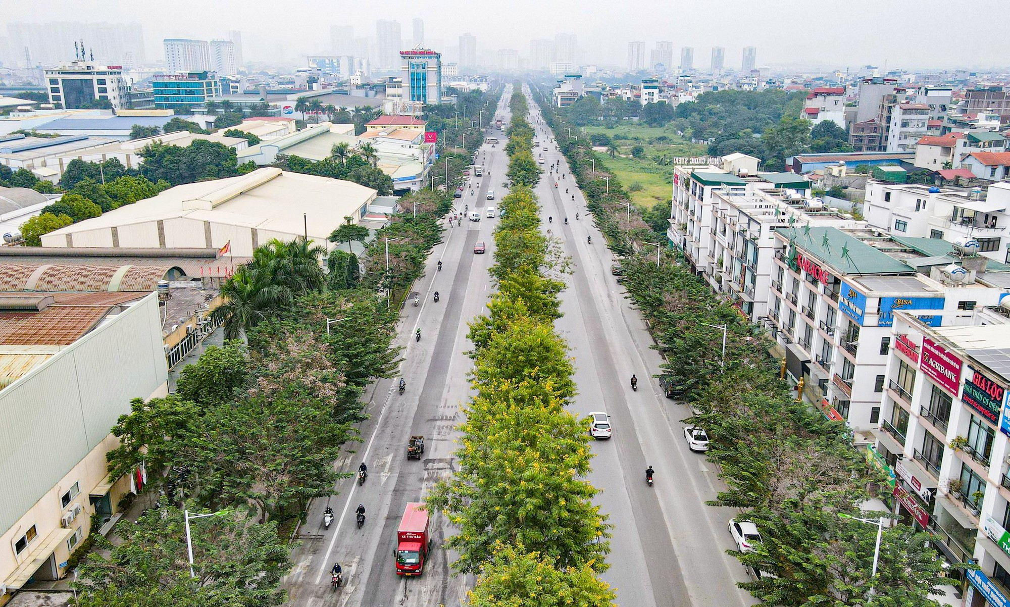 Cận cảnh xén dải phân cách mở rộng lòng đường nhiều tuyến phố ở Hà Nội - Ảnh 1. Cận cảnh xén dải phân cách mở rộng lòng đường nhiều tuyến phố ở Hà Nội - Ảnh 1.