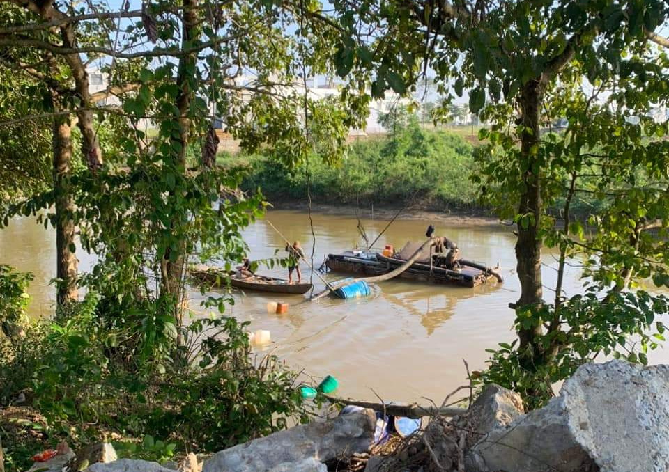 Phát hiện nhóm đối tượng nghi khai thác cát trái phép tại sông Bàu Giang - Ảnh 1.