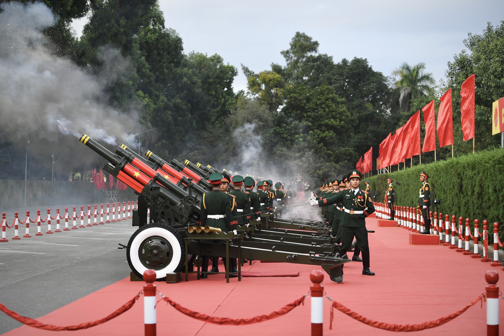 Cận cảnh nghi thức bắn 21 phát đại bác chào mừng Tổng bí thư, Chủ tịch Trung Quốc  - Ảnh 2.