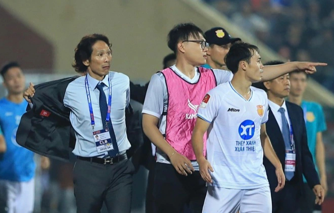 Cởi áo đòi ăn thua đủ với cầu thủ, cựu HLV U23 Việt Nam thoát án phạt từ VFF  - Ảnh 1.