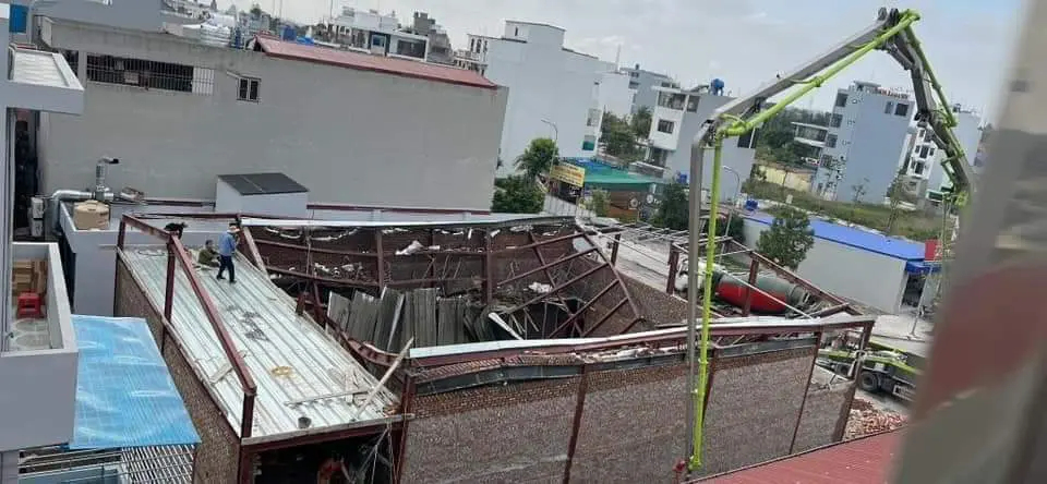 Thái Bình: Sập mái nhà trong quá trình thi công 8 người thương vong - Ảnh 2.