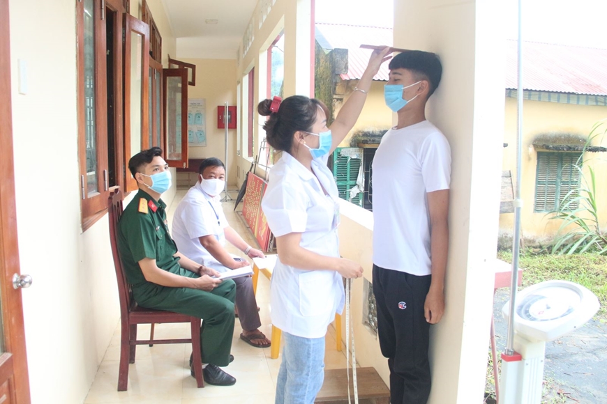 Không đi khám sức khỏe nghĩa vụ quân sự, 4 nam thanh niên ở Thái Bình bị xử phạt - Ảnh 1.