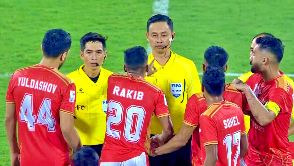 Trọng tài Việt Nam tái mặt, hai lần nhờ an ninh hộ tống khỏi sân trong một trận đấu  - Ảnh 1.
