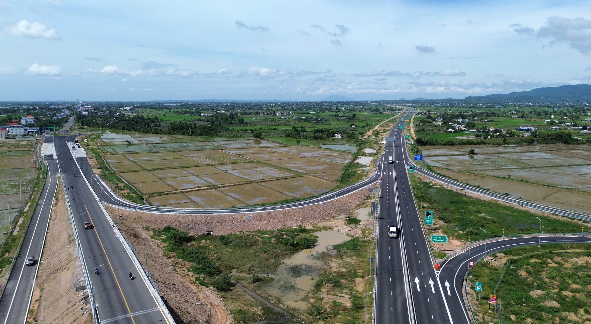 Cao tốc Vĩnh Hảo - Phan Thiết &quot;khoác áo mới&quot; chào đón năm 2024 - Ảnh 5.