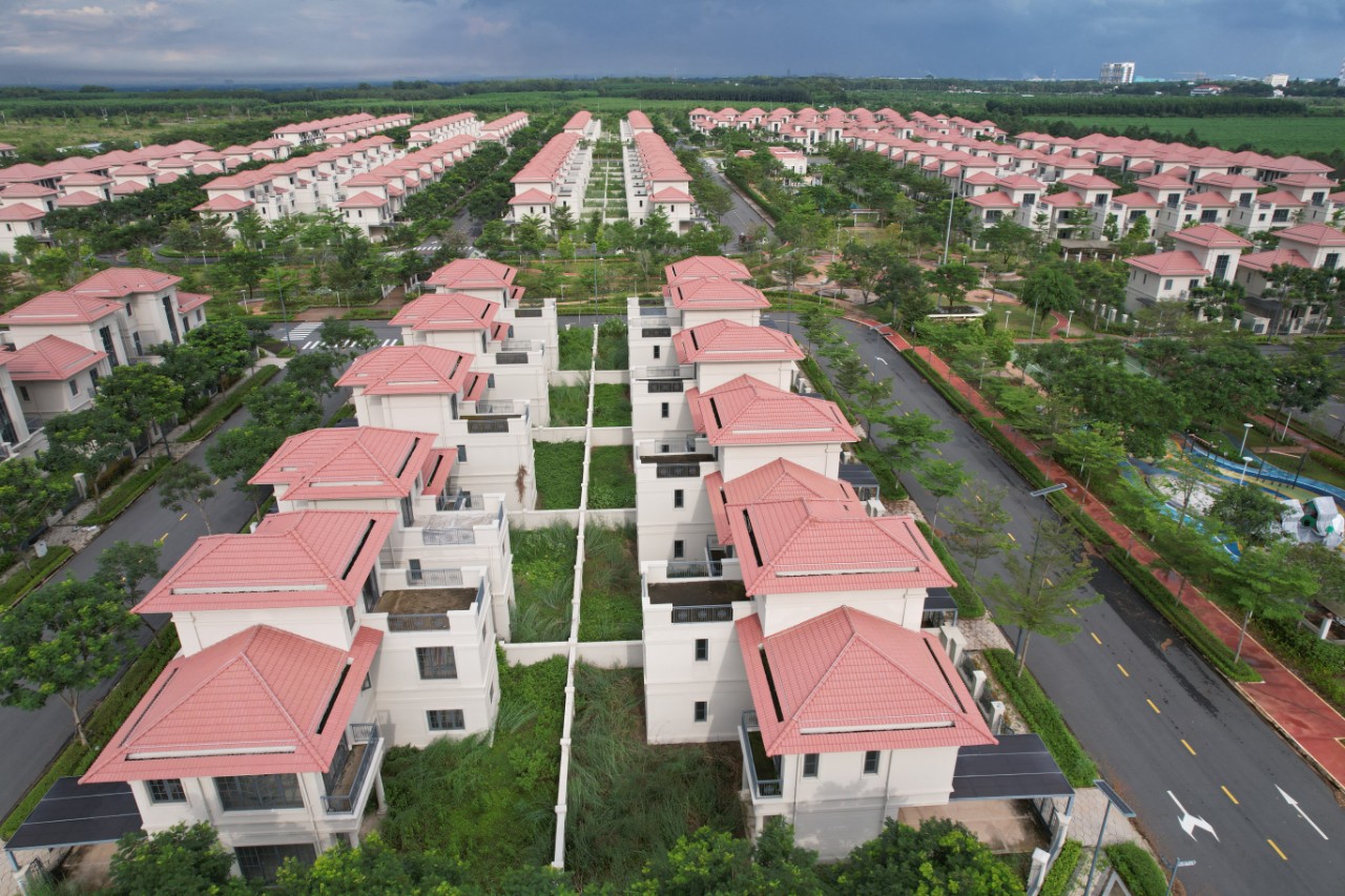 Khu biệt thự ven đường lớn tại Nhơn Trạch vắng bóng cư dân sinh sống - Ảnh 1. Khu biệt thự ven đường lớn tại Nhơn Trạch vắng bóng cư dân sinh sống - Ảnh 1.