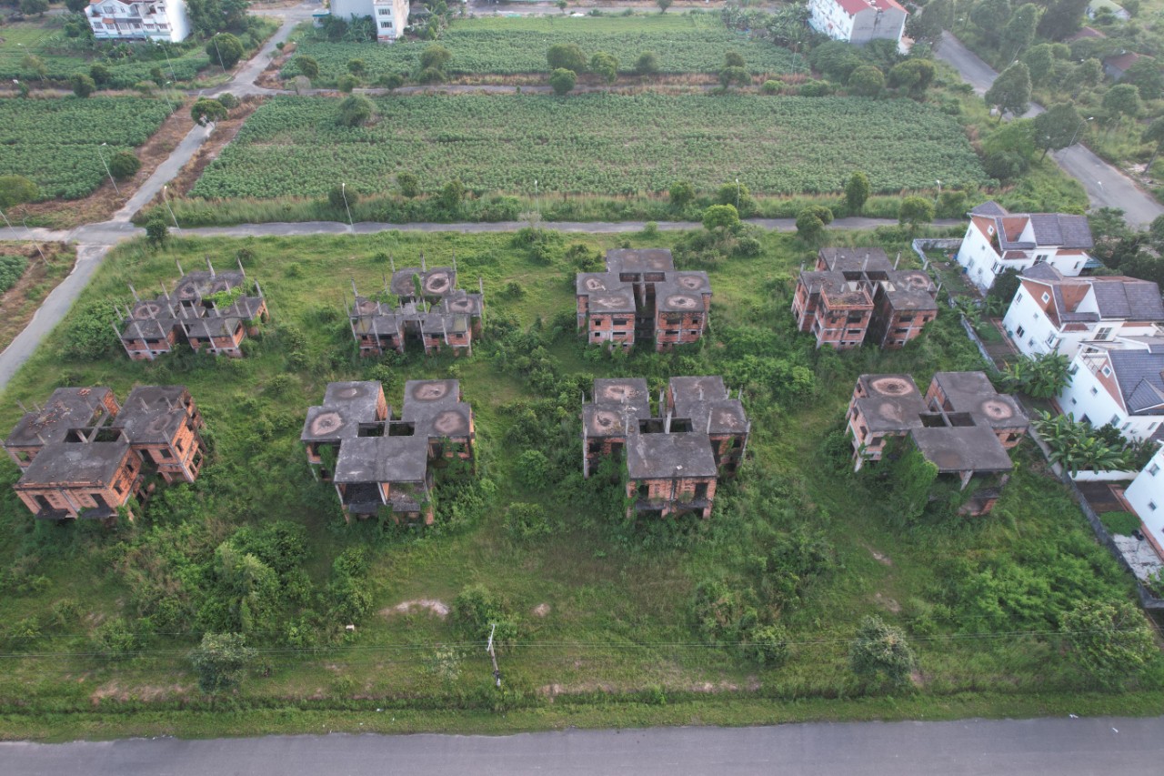 Khu biệt thự ven đường lớn tại Nhơn Trạch vắng bóng cư dân sinh sống - Ảnh 2.