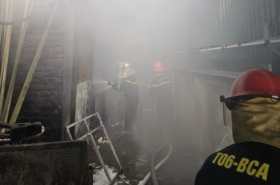 Hà Nội: Cháy lớn ở cửa hàng phế liệu, cột khói cao hàng trăm mét - Ảnh 2.