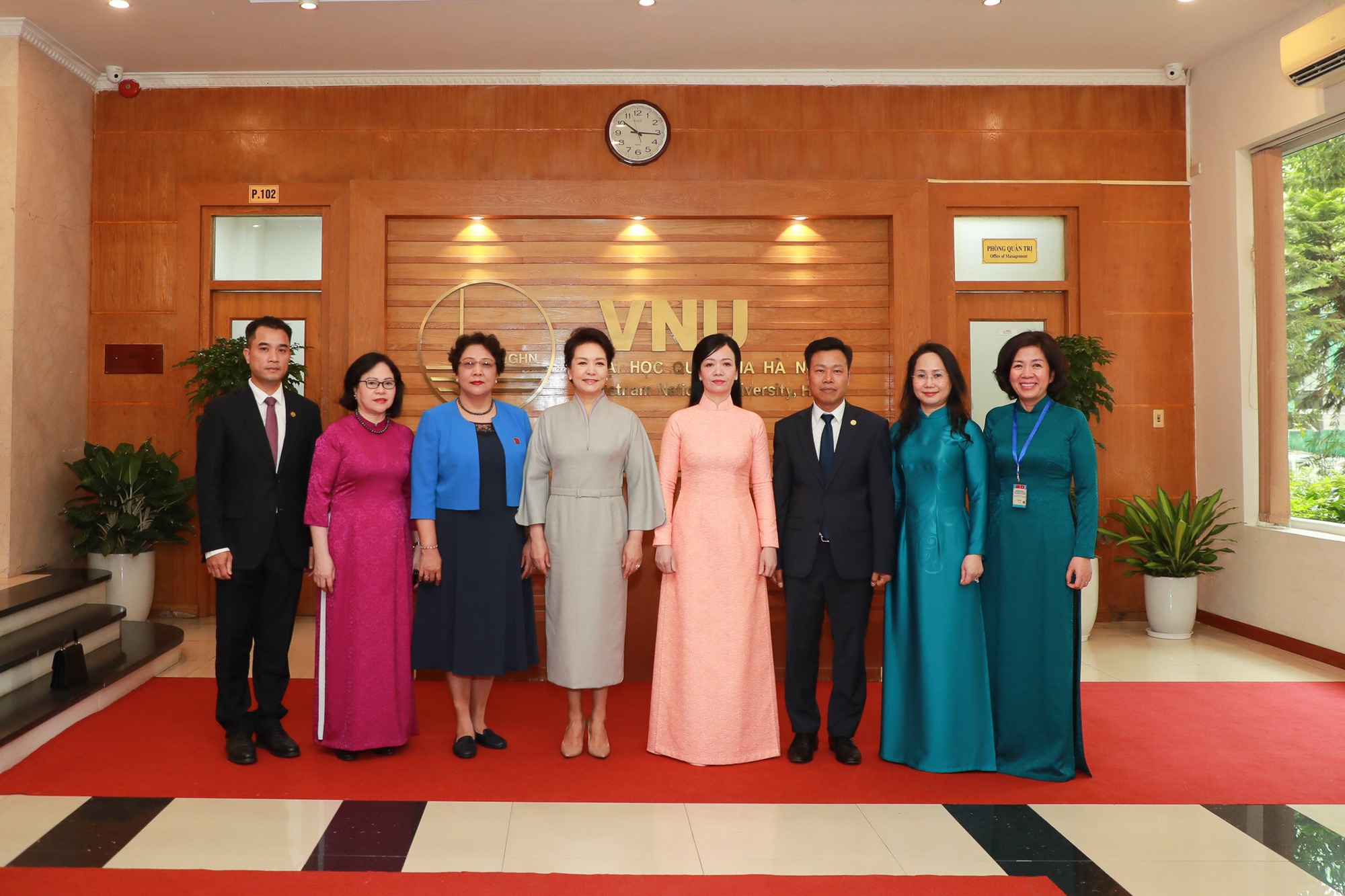 Hai phu nhân Chủ tịch nước Trung Quốc, Việt Nam giao lưu với sinh viên  - Ảnh 1.
