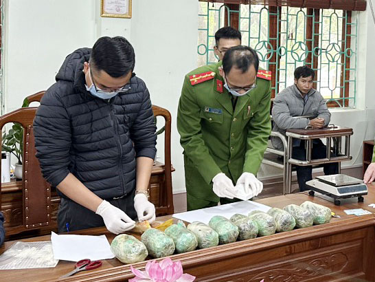 Lai Châu: Bắt quả tang trưởng ban công tác Mặt trận mang gần 10 kg ma tuý đi tiêu thụ - Ảnh 2.