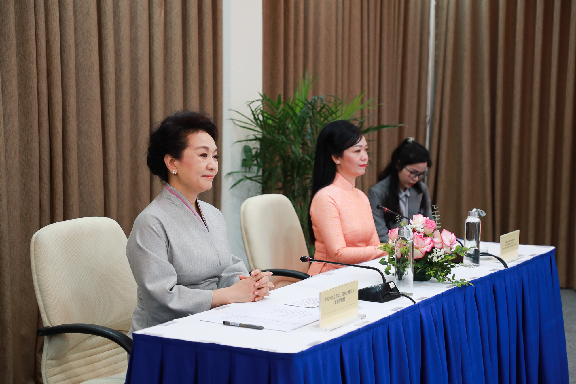 Hai phu nhân Chủ tịch nước Trung Quốc, Việt Nam giao lưu với sinh viên  - Ảnh 3.