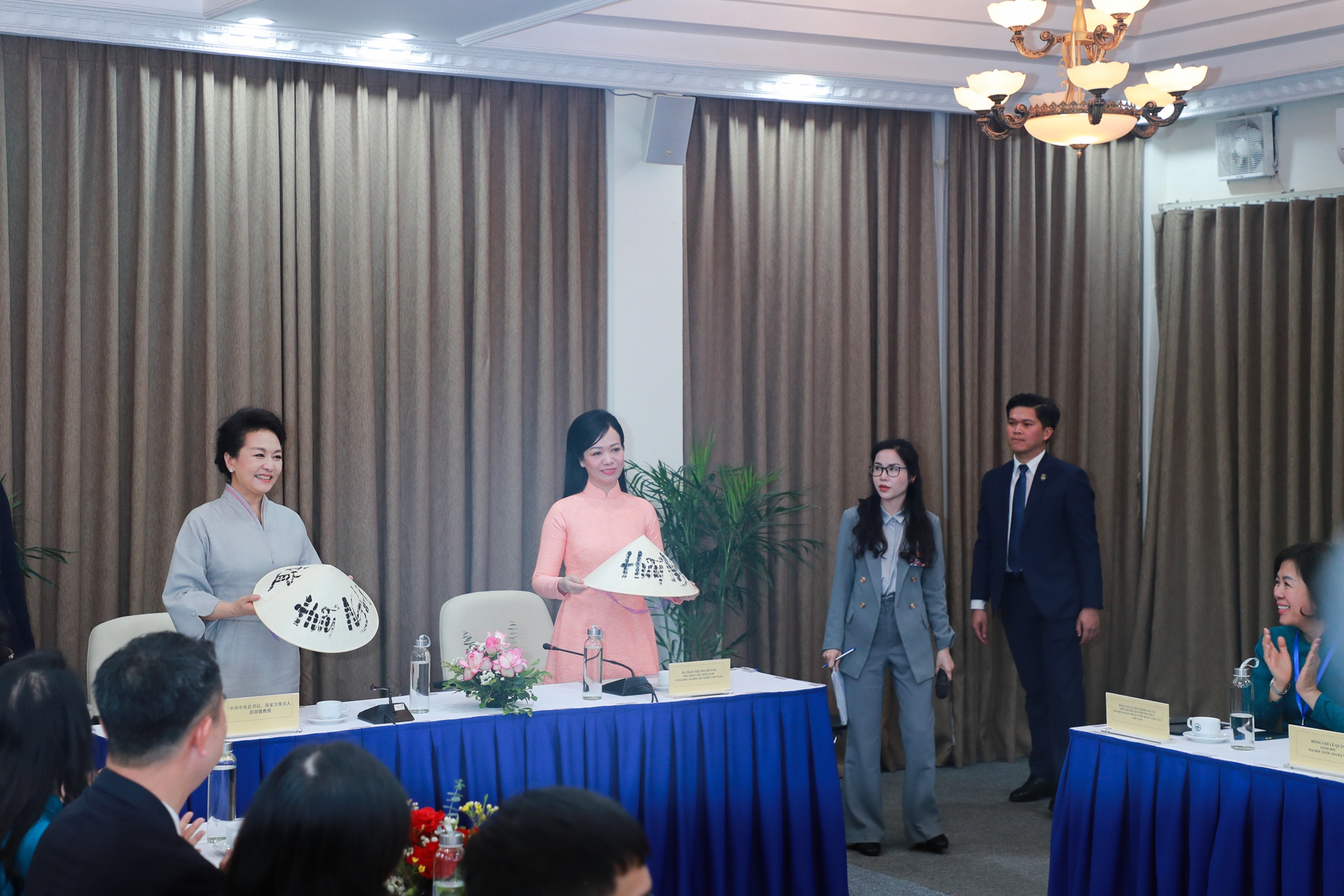 Hai phu nhân Chủ tịch nước Trung Quốc, Việt Nam giao lưu với sinh viên  - Ảnh 5.
