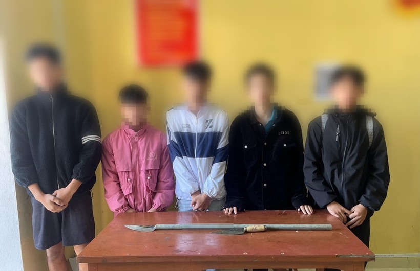 Ngăn chặn nhóm học sinh định xử nhau bằng dao phóng lợn ở Tuyên Quang - Ảnh 1.