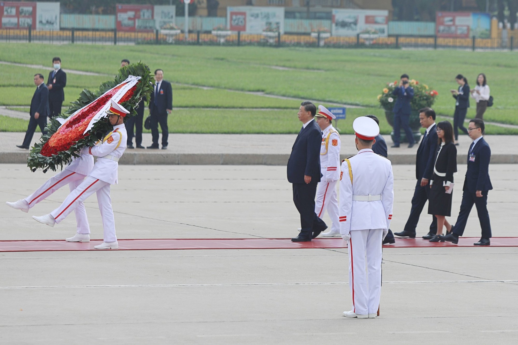 Tổng bí thư, Chủ tịch nước Trung Quốc Tập Cận Bình đặt vòng hoa viếng Chủ tịch Hồ Chí Minh - Ảnh 1.