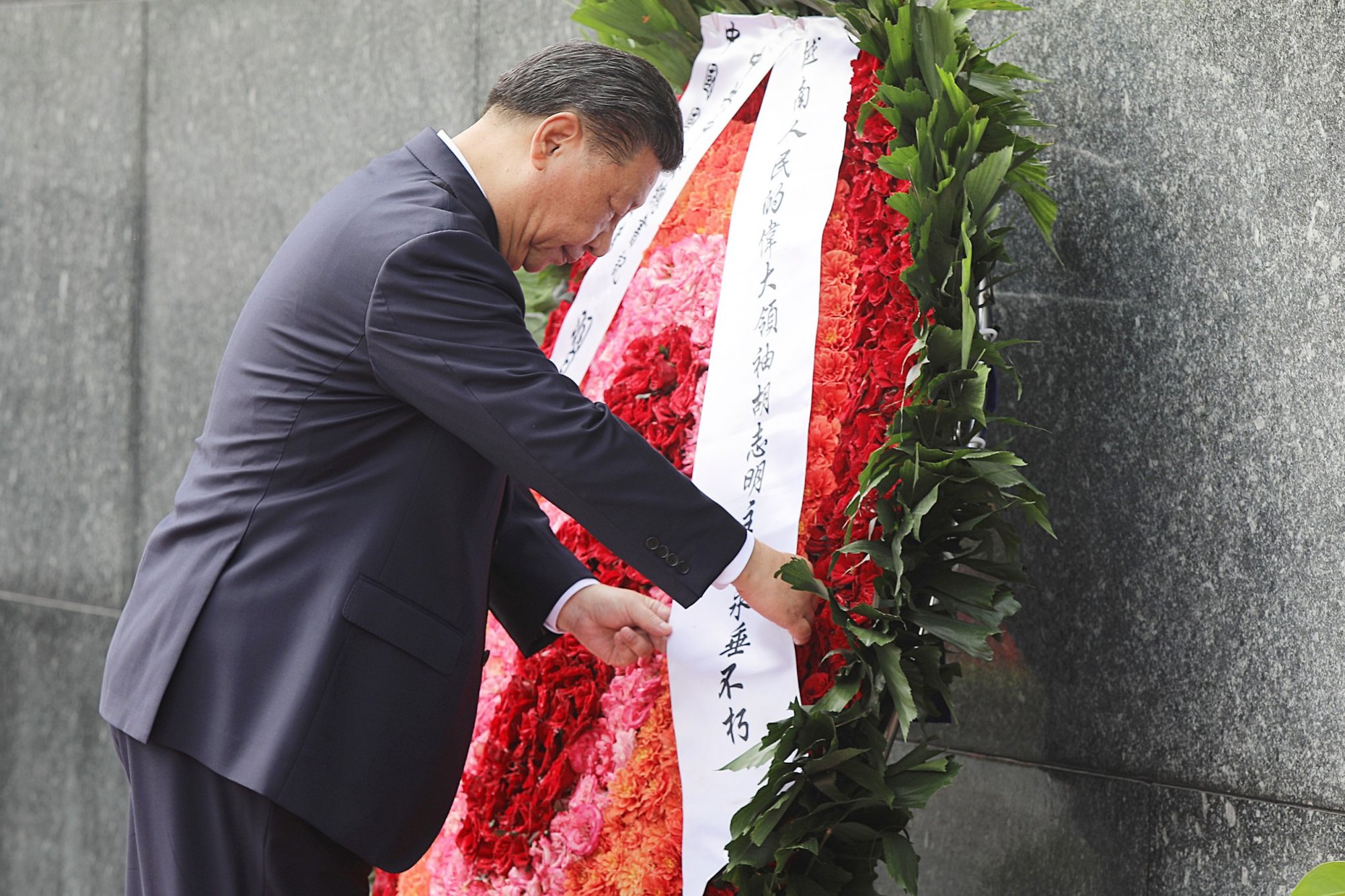 Tổng bí thư, Chủ tịch nước Trung Quốc Tập Cận Bình đặt vòng hoa viếng Chủ tịch Hồ Chí Minh - Ảnh 4.