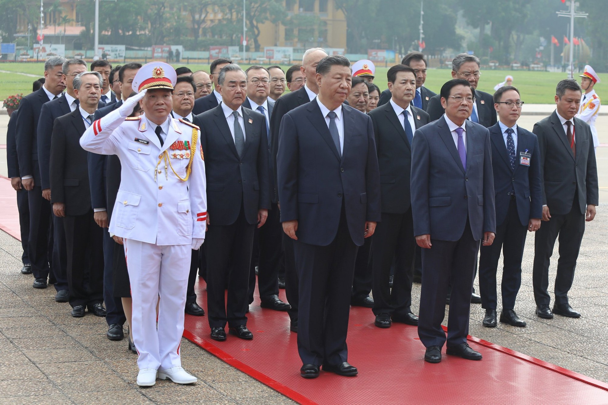 Tổng bí thư, Chủ tịch nước Trung Quốc Tập Cận Bình đặt vòng hoa viếng Chủ tịch Hồ Chí Minh - Ảnh 3.