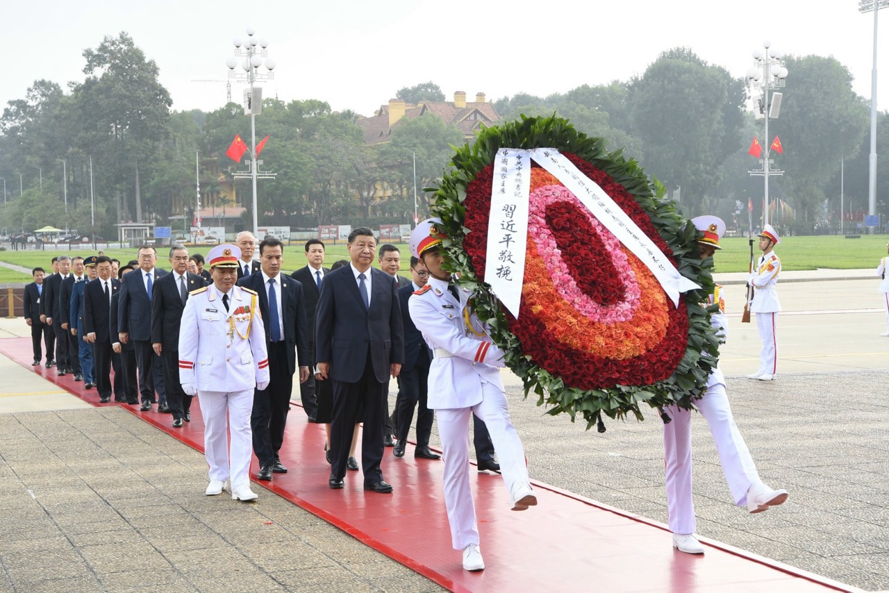 Tổng bí thư, Chủ tịch nước Trung Quốc Tập Cận Bình đặt vòng hoa viếng Chủ tịch Hồ Chí Minh - Ảnh 2.