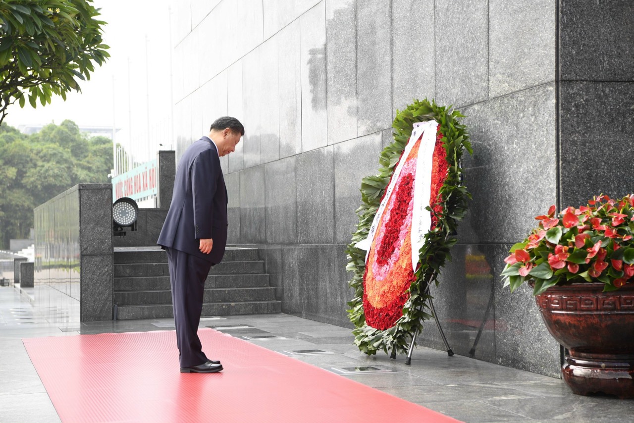 Tổng bí thư, Chủ tịch nước Trung Quốc Tập Cận Bình đặt vòng hoa viếng Chủ tịch Hồ Chí Minh - Ảnh 5.