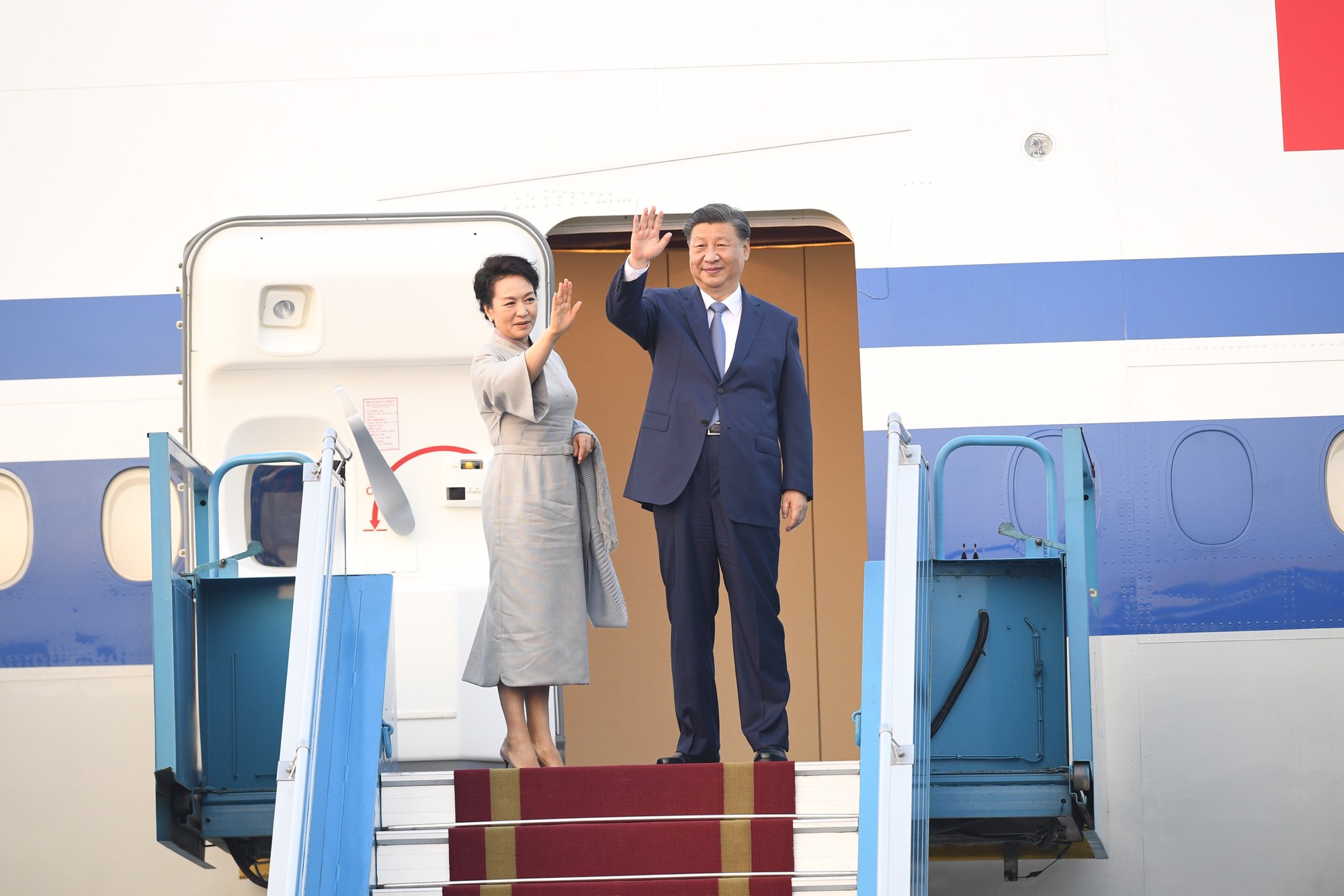 Cận cảnh Tổng bí thư, Chủ tịch Trung Quốc lên chuyên cơ rời Hà Nội - Ảnh 3.