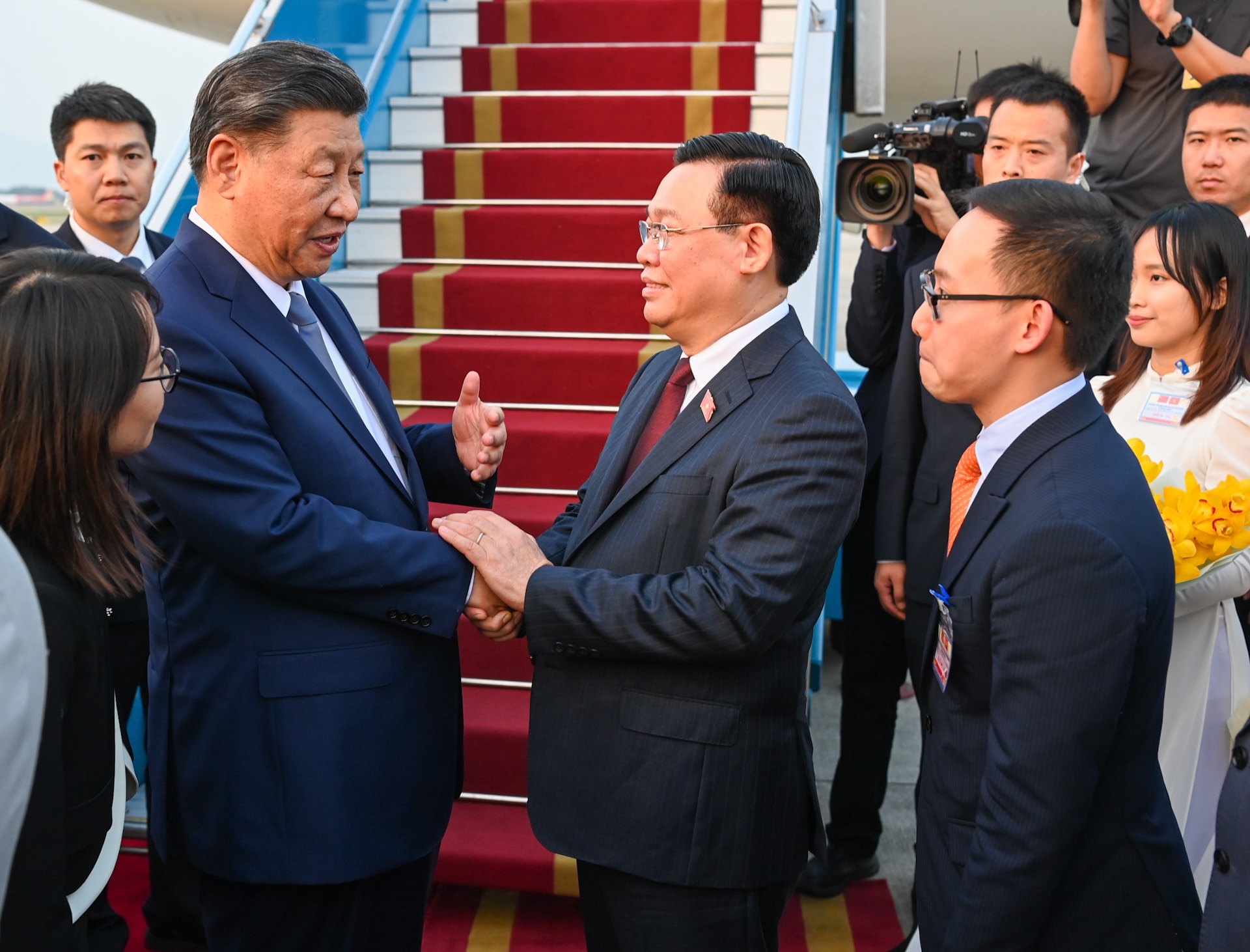 Cận cảnh Tổng bí thư, Chủ tịch Trung Quốc lên chuyên cơ rời Hà Nội - Ảnh 2.