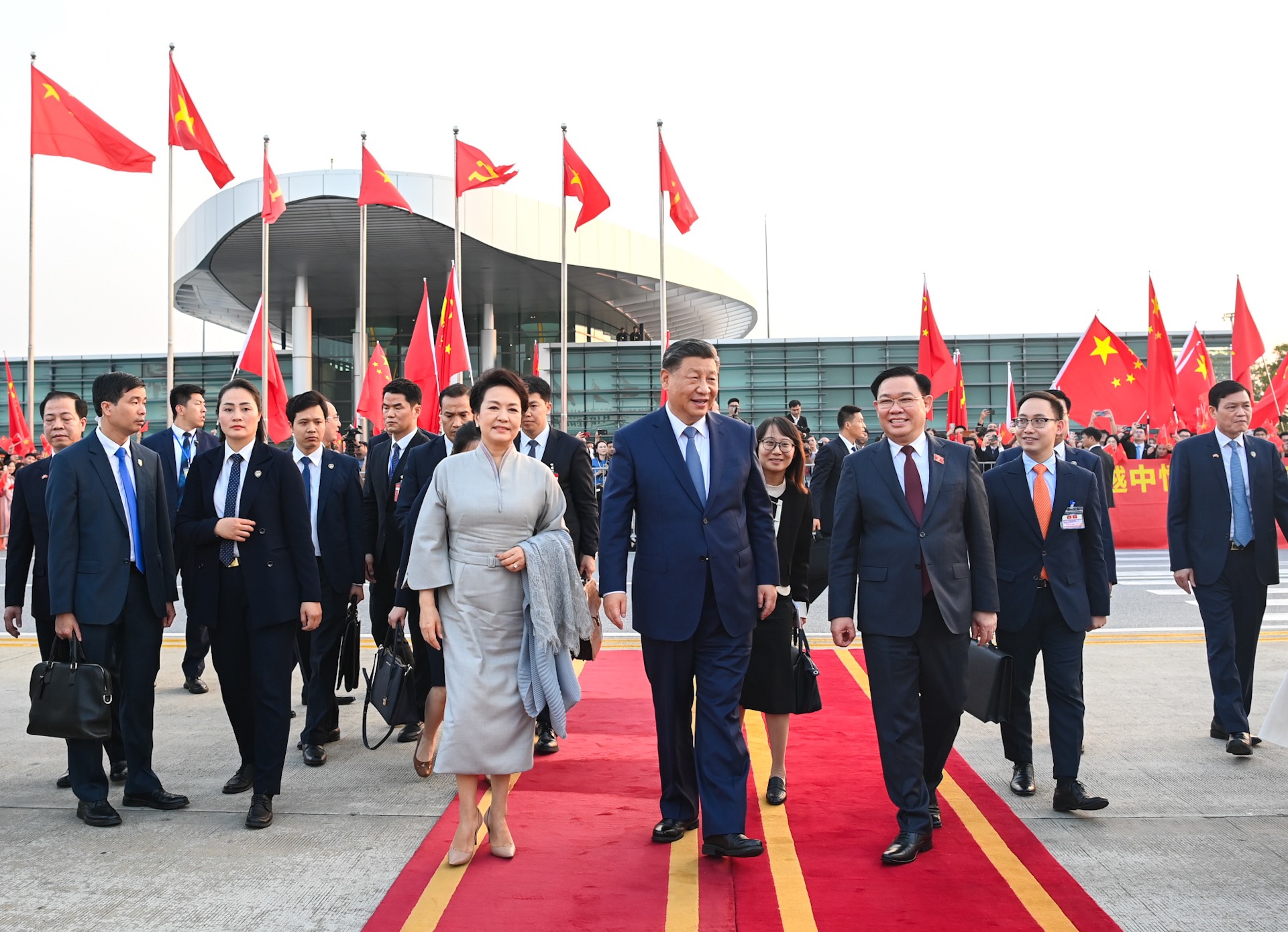 Cận cảnh Tổng bí thư, Chủ tịch Trung Quốc lên chuyên cơ rời Hà Nội - Ảnh 1.