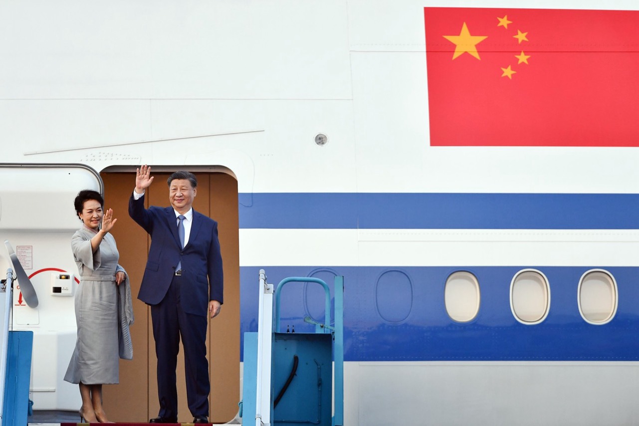 Cận cảnh Tổng bí thư, Chủ tịch Trung Quốc lên chuyên cơ rời Hà Nội - Ảnh 4.
