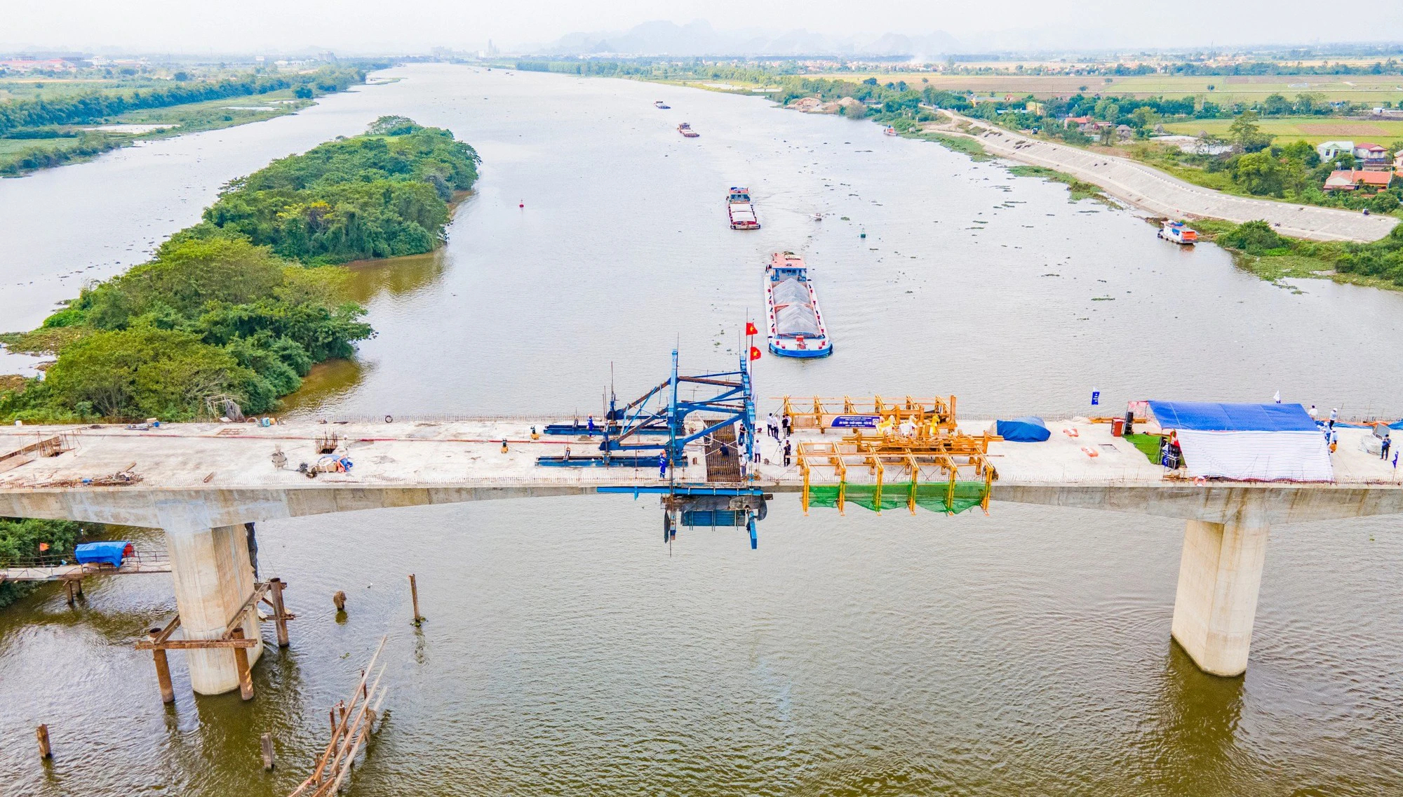 Hợp long cầu Bến Mới nối Nam Định - Ninh Bình - Ảnh 1.