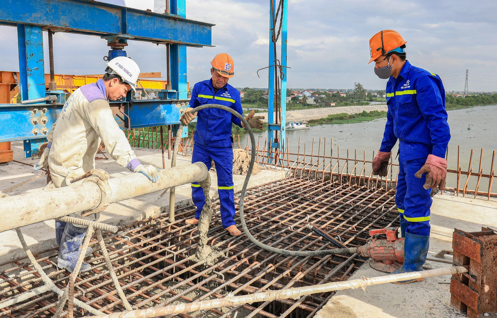 Hợp long cầu Bến Mới nối Nam Định - Ninh Bình - Ảnh 7.