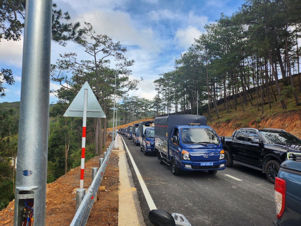 Lâm Đồng: Thông xe tạm thời tuyến đường đèo Prenn trong dịp Tết dương lịch - Ảnh 1.