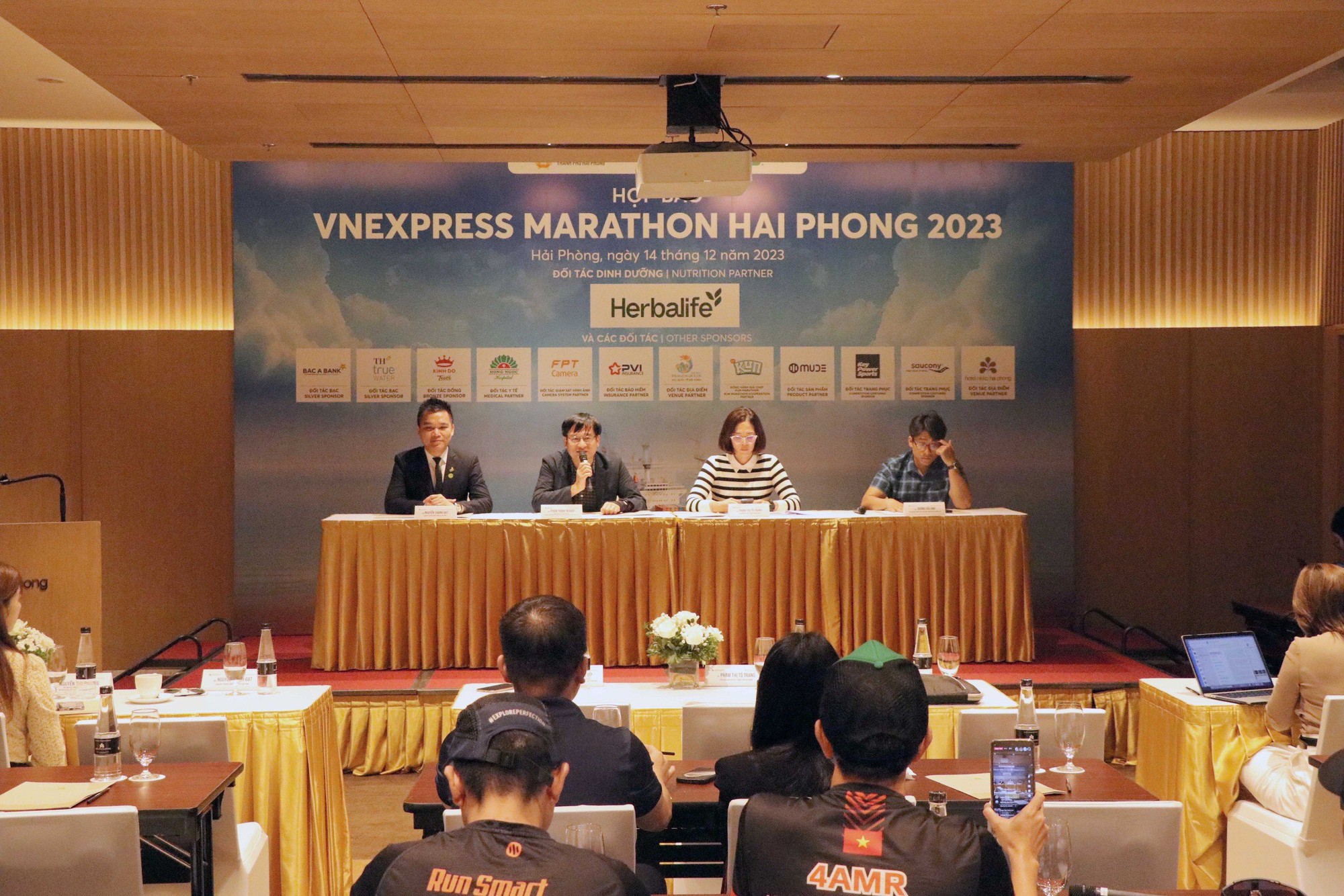 Hơn 1 vạn VĐV người tham dự giải Marathon tại Hải Phòng - Ảnh 2.