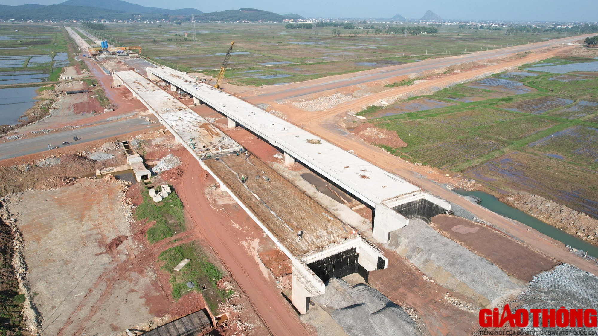 Đua sản lượng trên công trường cao tốc Diễn Châu - Bãi Vọt - Ảnh 11.
