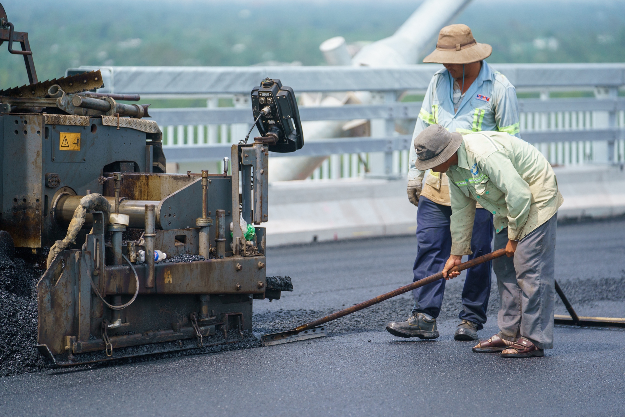 Công trường cầu Mỹ Thuận 2 nhộn nhịp thi công, chuẩn bị thông cầu - Ảnh 8.