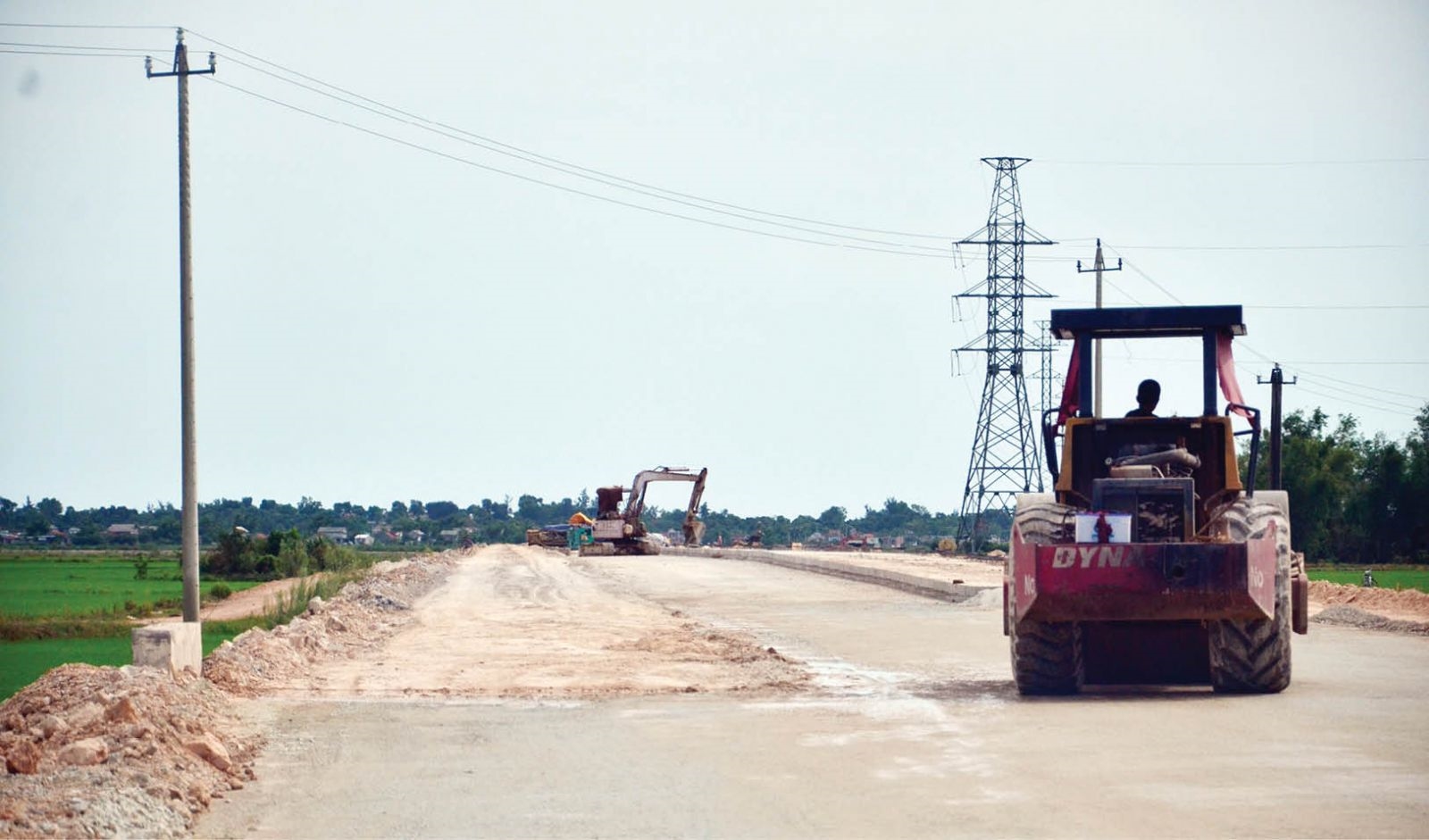 Đề nghị Hà Tĩnh cân đối ngân sách sửa chữa hai tuyến đường huyện - Ảnh 1.