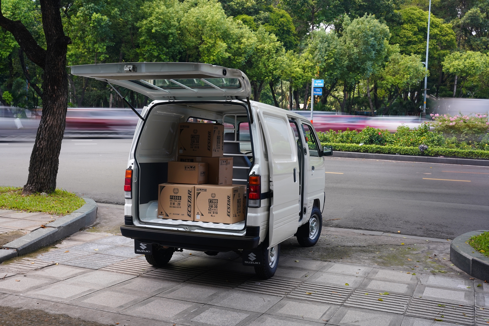 Trả trước chỉ từ 45 triệu đồng để sở hữu &quot;tải đa năng&quot; Suzuki Blind Van - Ảnh 1.