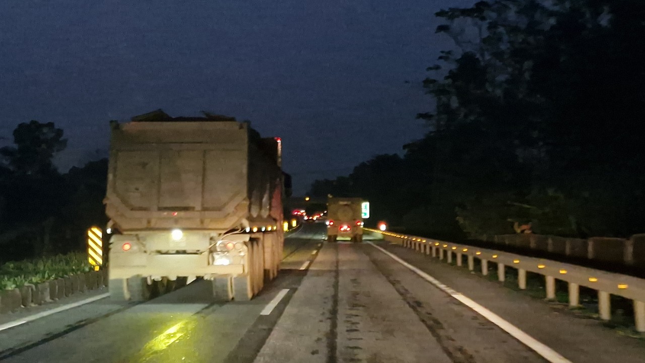 Lãnh đạo Phòng CSGT Thái Nguyên ra đường, xe quá tải mức kịch khung bị xử lý - Ảnh 2.