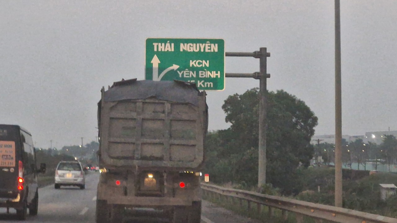 Lãnh đạo Phòng CSGT Thái Nguyên ra đường, xe quá tải mức kịch khung bị xử lý - Ảnh 1.