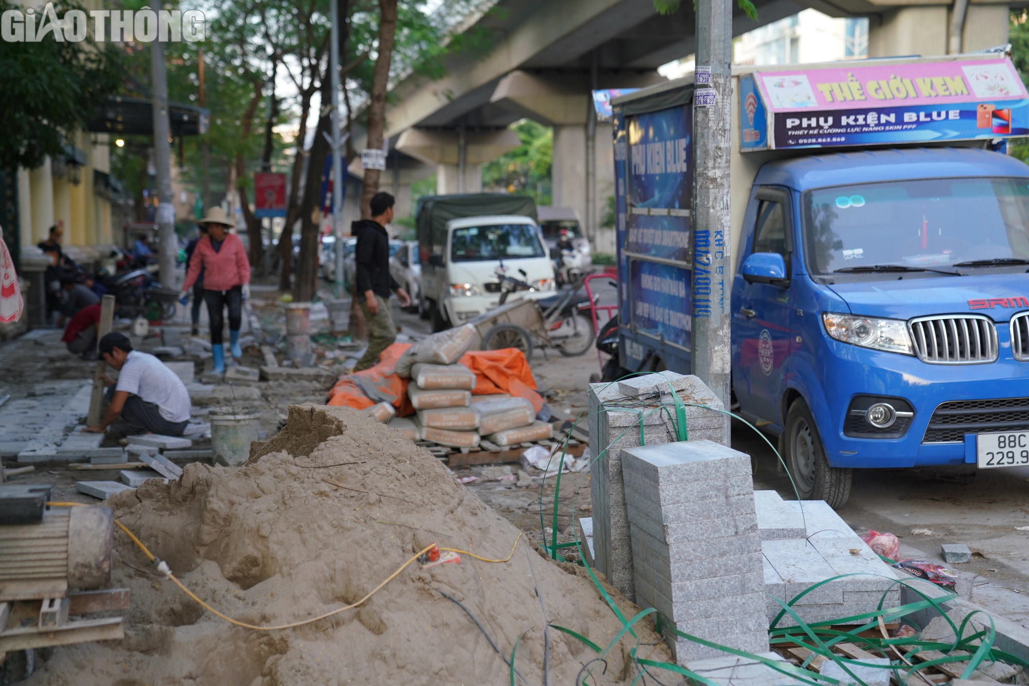 Dân Hà Nội khốn khổ vì “điệp khúc” đào xới, thay gạch lát vỉa hè - Ảnh 5.