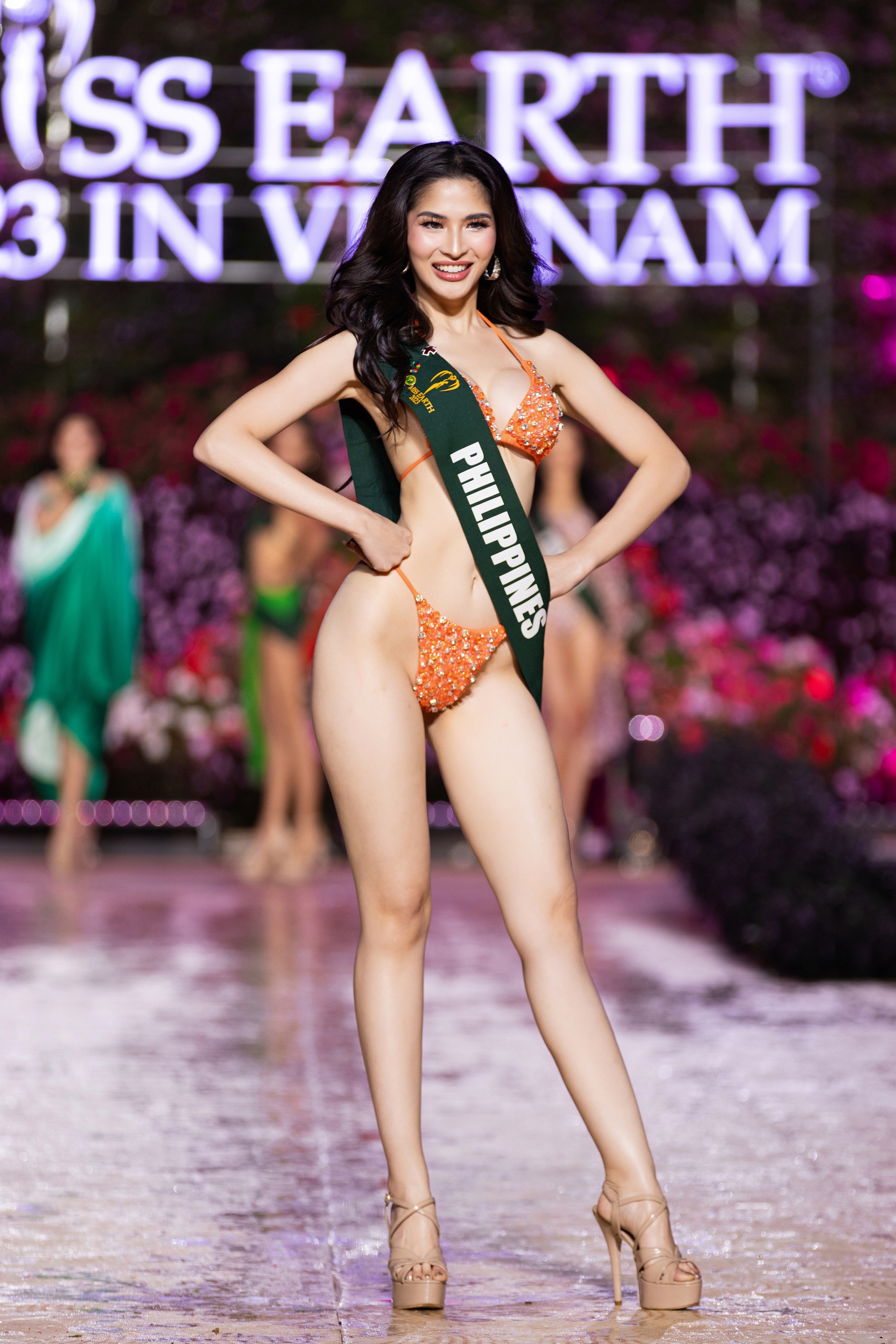 Dàn người đẹp Miss Earth 2023 khoe dáng nóng bỏng với bikini dưới trời lạnh 15 độ - Ảnh 14.