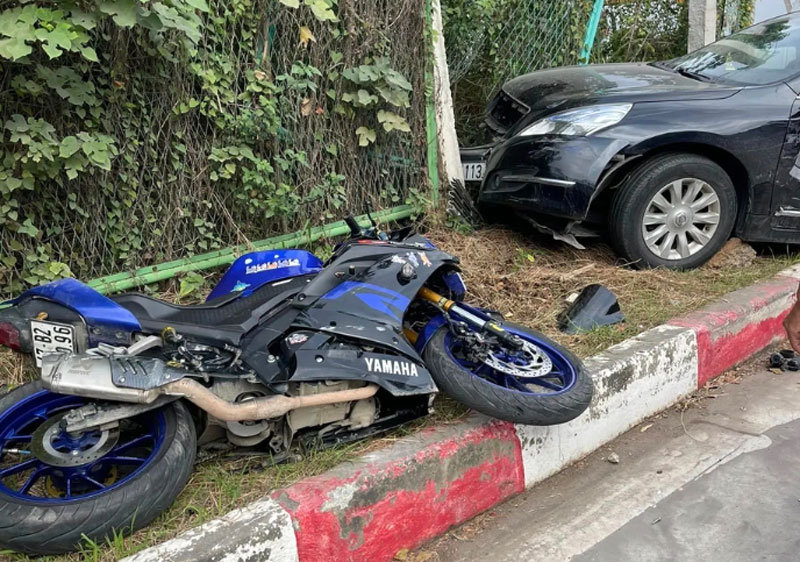 Hiện trường mô tô phân khối lớn va chạm với ô tô trên đường gom đại lộ Thăng Long khiến một cô gái bị thương nặng.