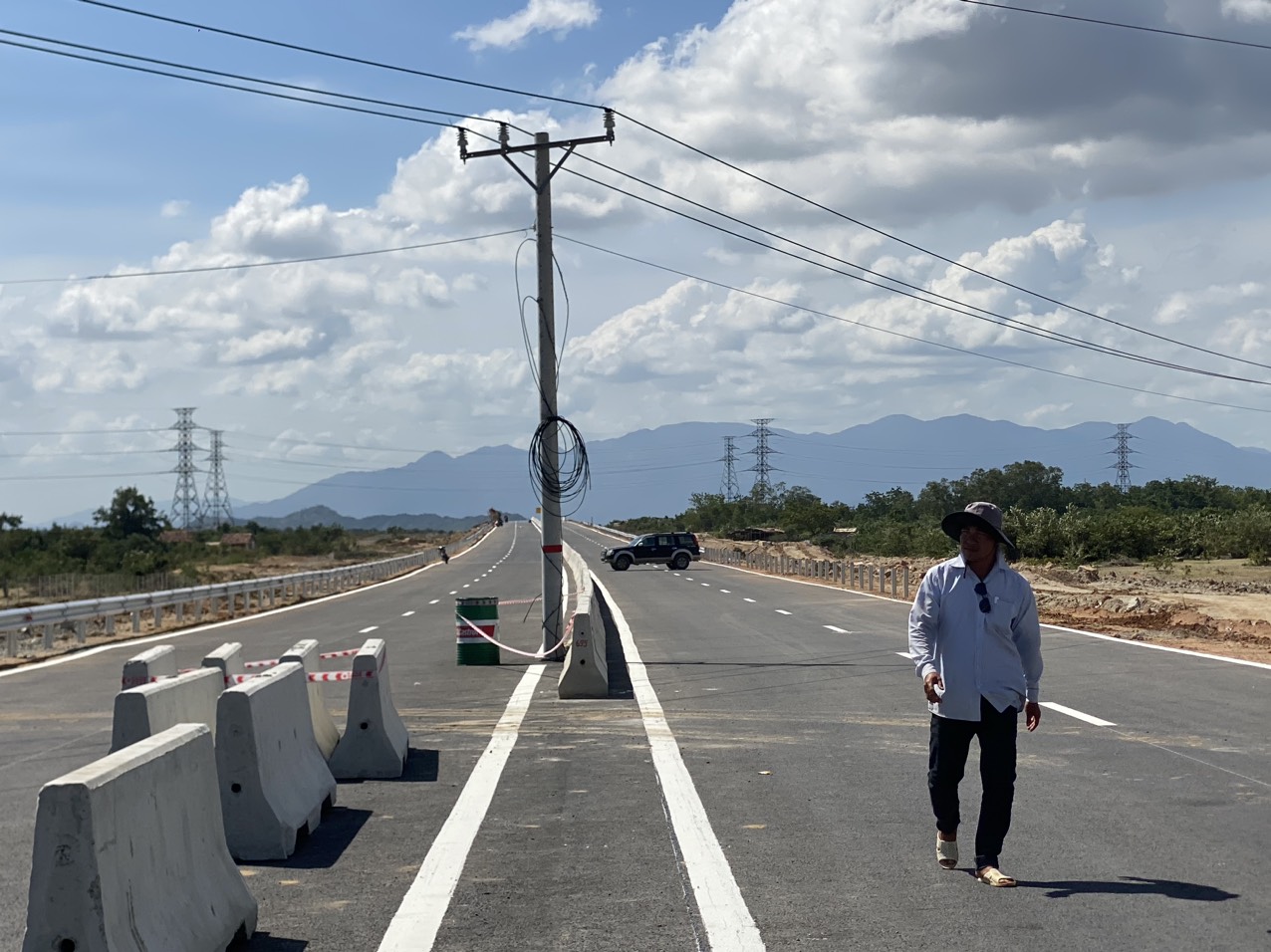 Sắp thông xe, cột điện vẫn chình ình trên cao tốc Cam Lâm – Vĩnh Hảo - Ảnh 1.