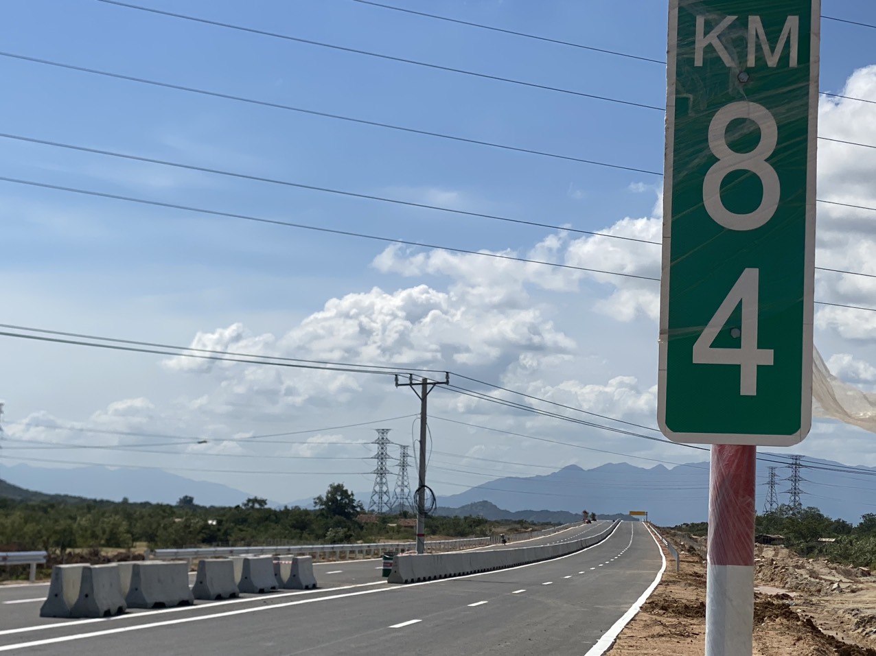 Sắp thông xe, cột điện vẫn chình ình trên cao tốc Cam Lâm – Vĩnh Hảo - Ảnh 2.