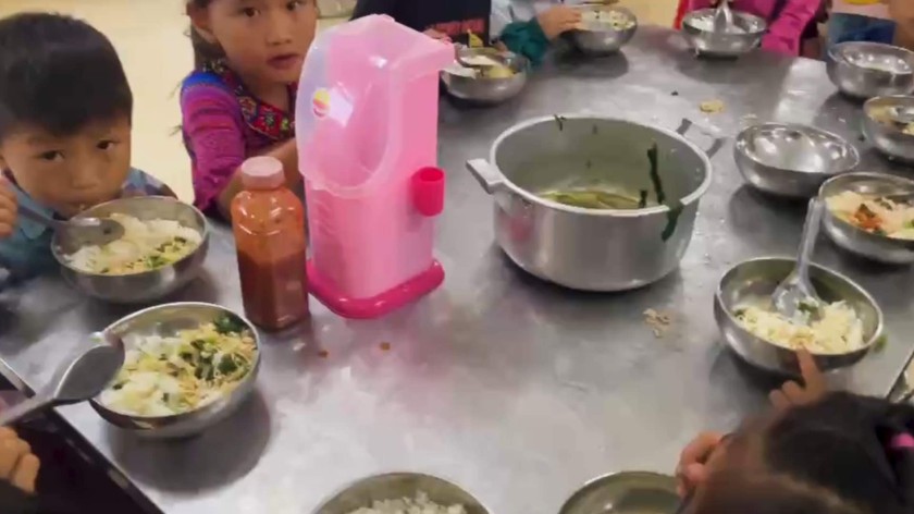 Tạm đình chỉ công tác Hiệu trưởng vụ bất thường bữa ăn bán trú vùng cao ở Lào Cai - Ảnh 2.