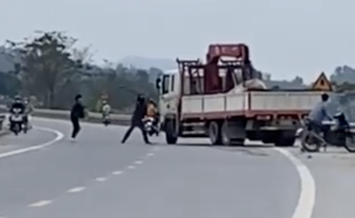 Vụ đập phá xe tải trên quốc lộ ở Nghệ An: Tạm giữ hình sự 2 đối tượng - Ảnh 1.